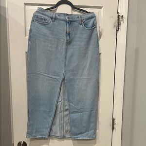 Old Navy Light Blue Denim Skirt
BNWT
Size 8